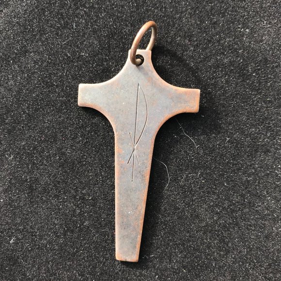 Vintage Metal Cross pendant with Delicate Engraving - Picture 1 of 3